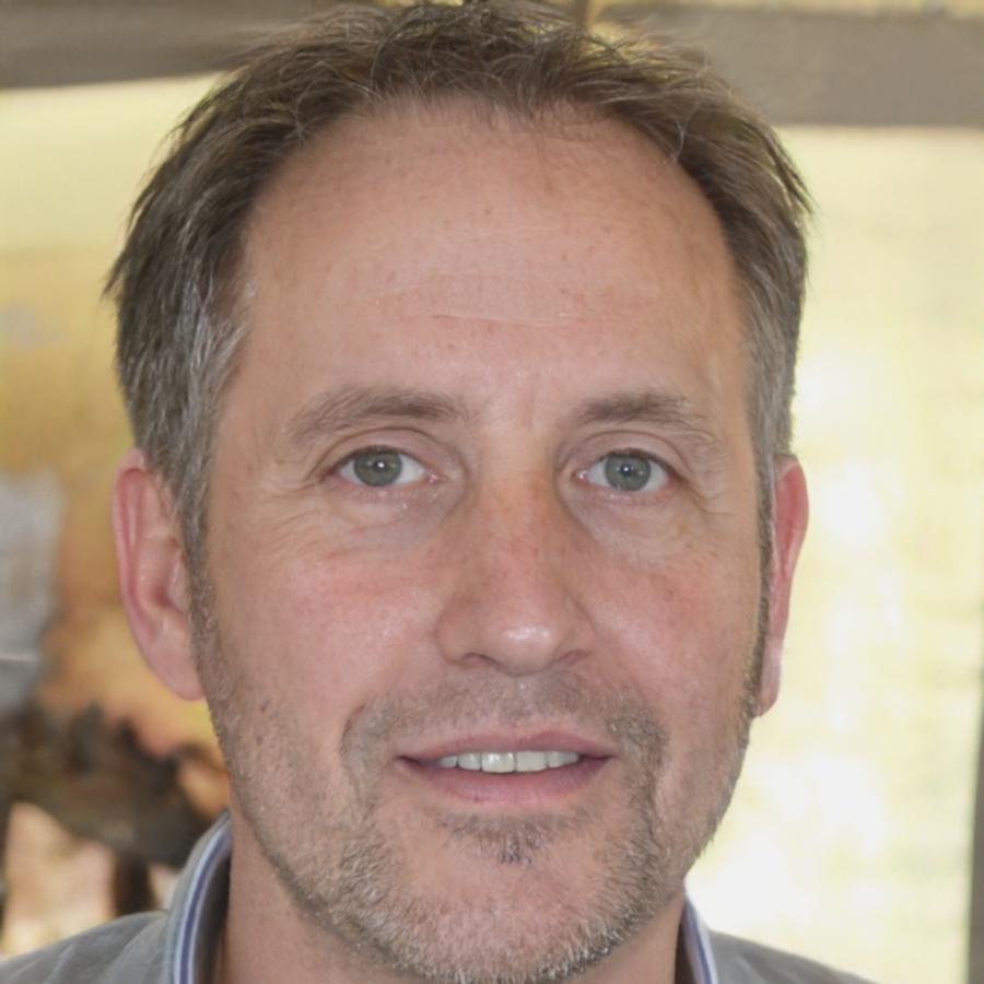 Portrait de Marc Dubois, expert en finance